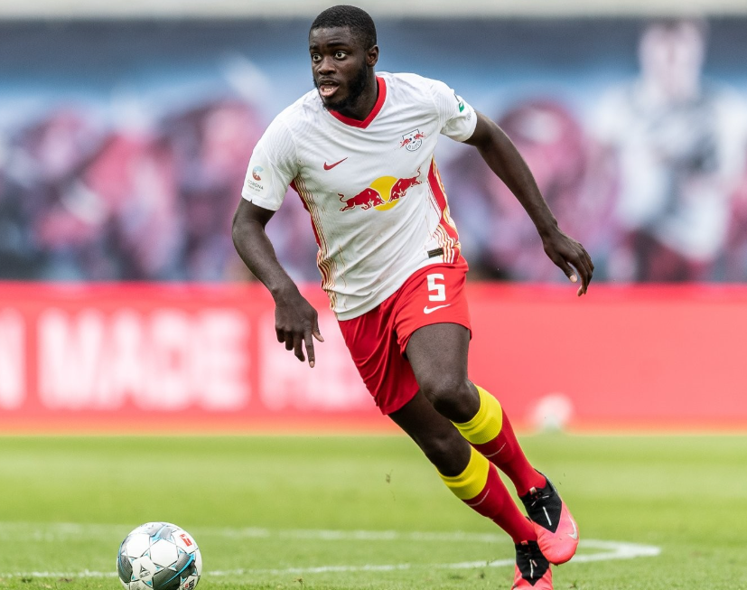 拜仁总监埃贝尔谈球员续约与转会策略：核心优先，未来待定